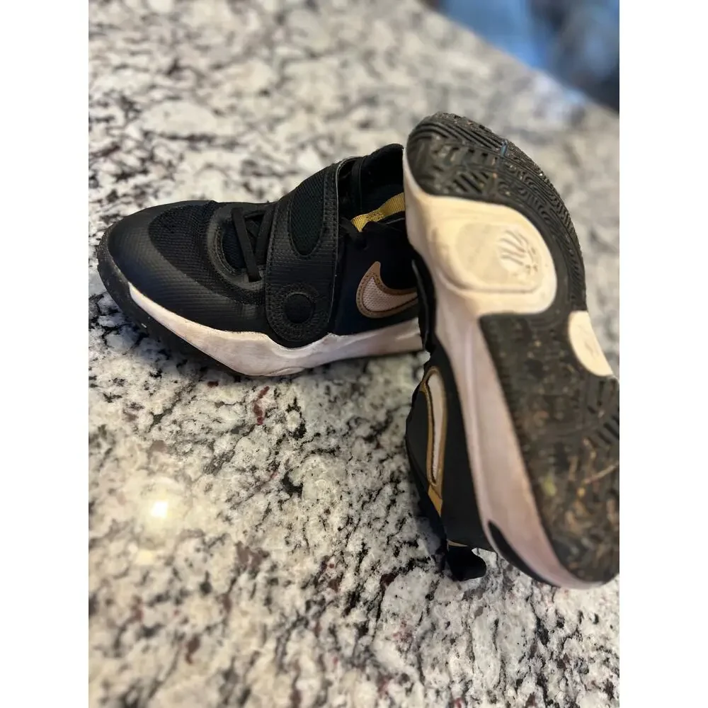 Nike team hustle youth shoes 3.5 black gold white